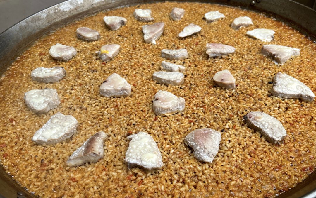 Arroz seco de Bonito del norte en paella